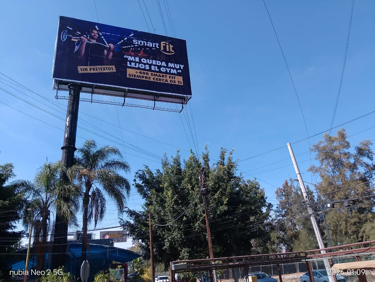 Espectacular en una avenida de alto flujo vehicular
