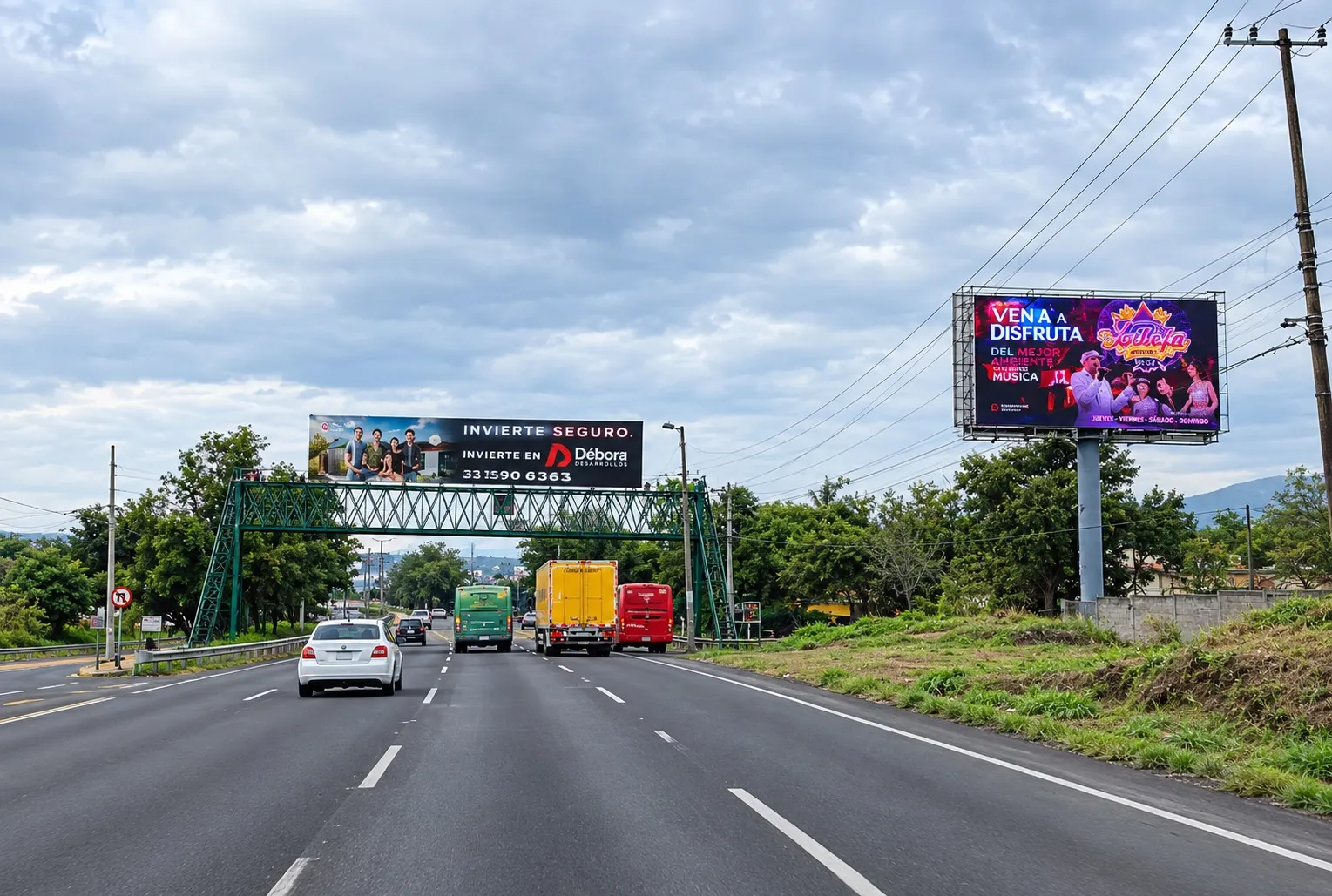 Espectacular digital de gran formato junto a una carretera