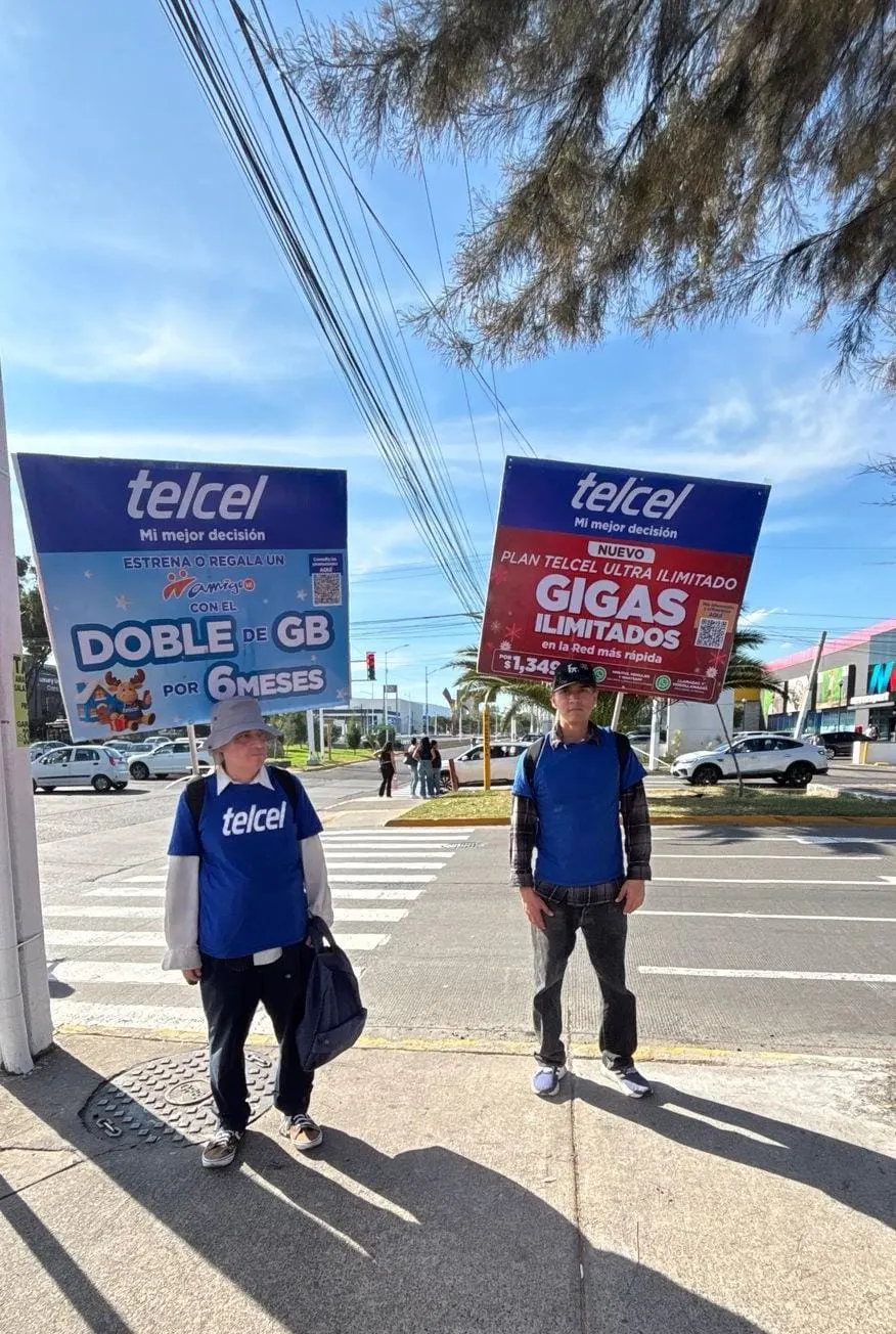 Espectaculares en un corredor comercial con tránsito peatonal